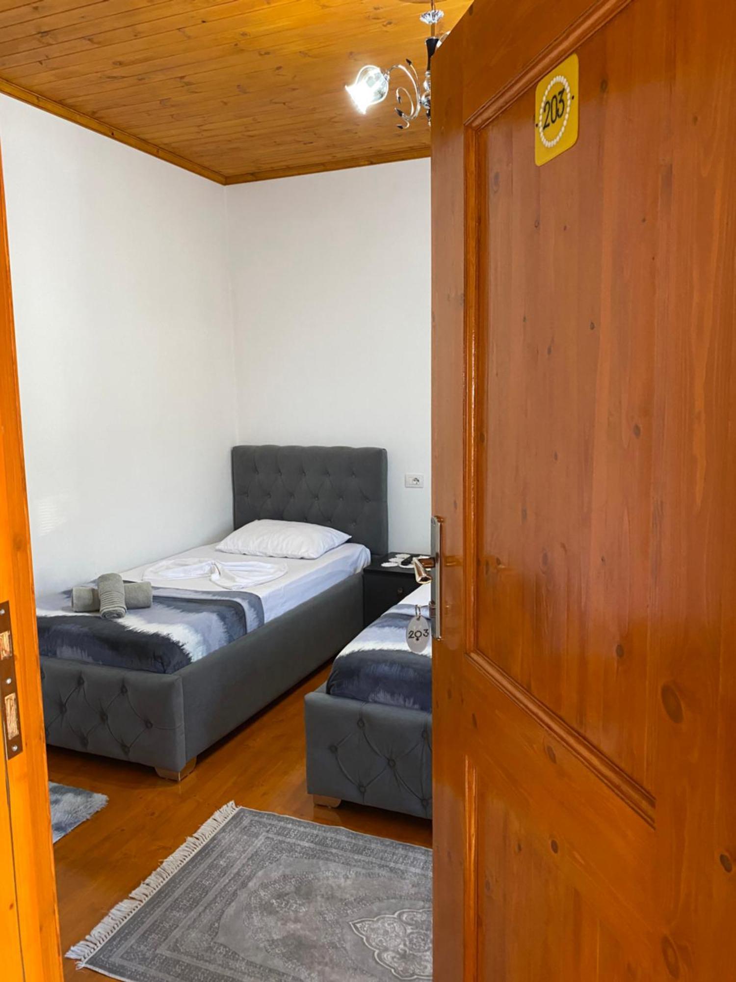 Bixhaku Guesthouse Гірокастра Екстер'єр фото