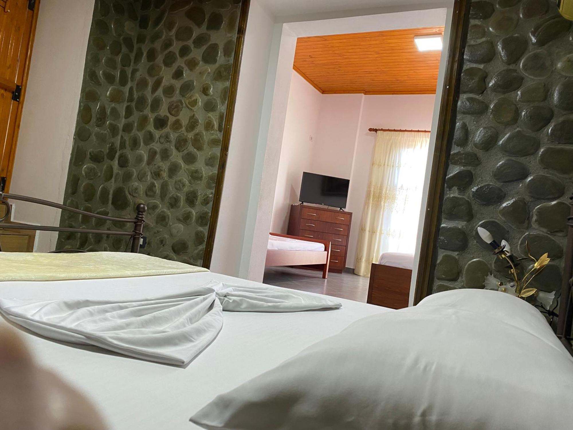 Bixhaku Guesthouse Гірокастра Екстер'єр фото