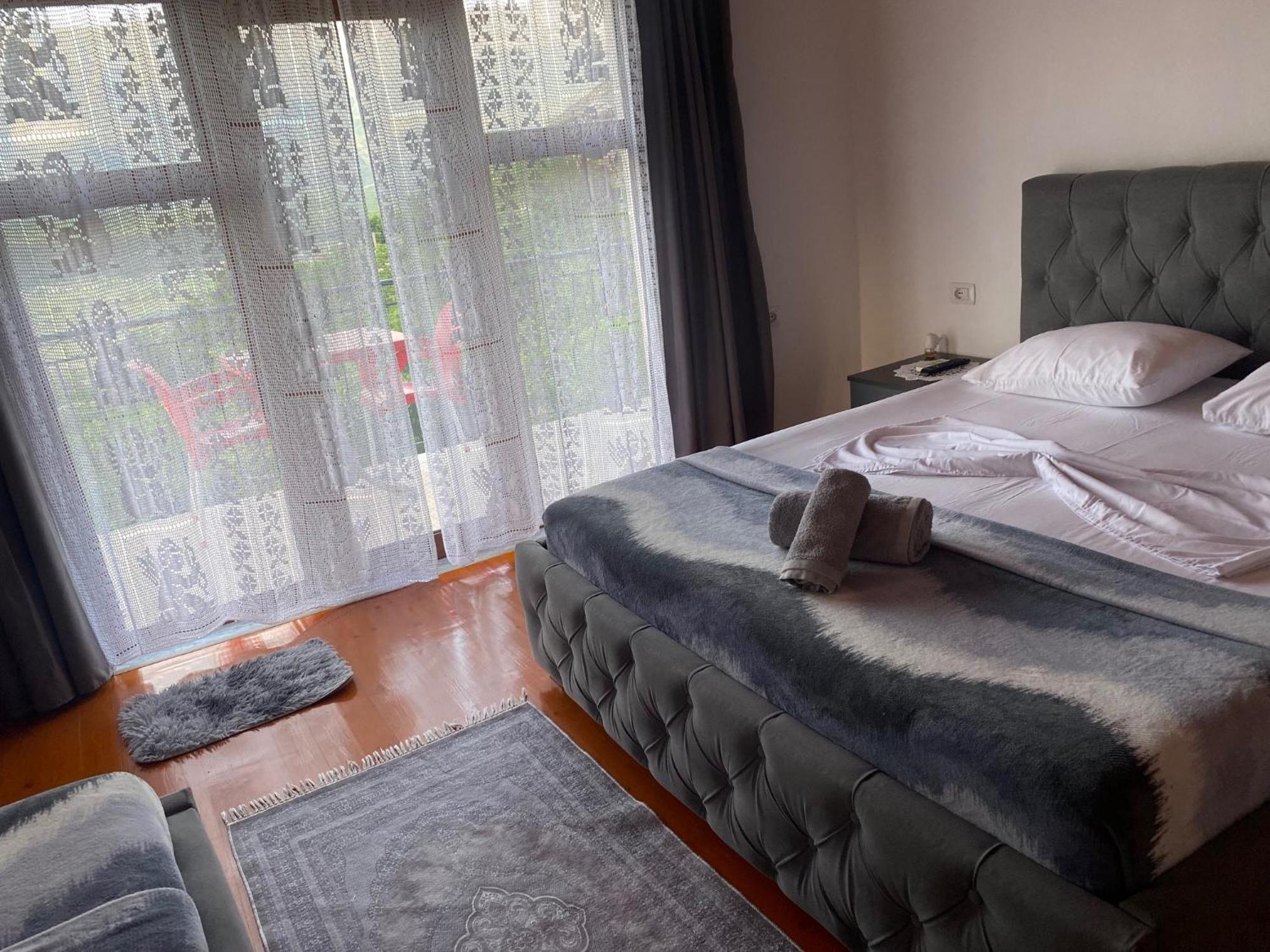 Bixhaku Guesthouse Гірокастра Екстер'єр фото