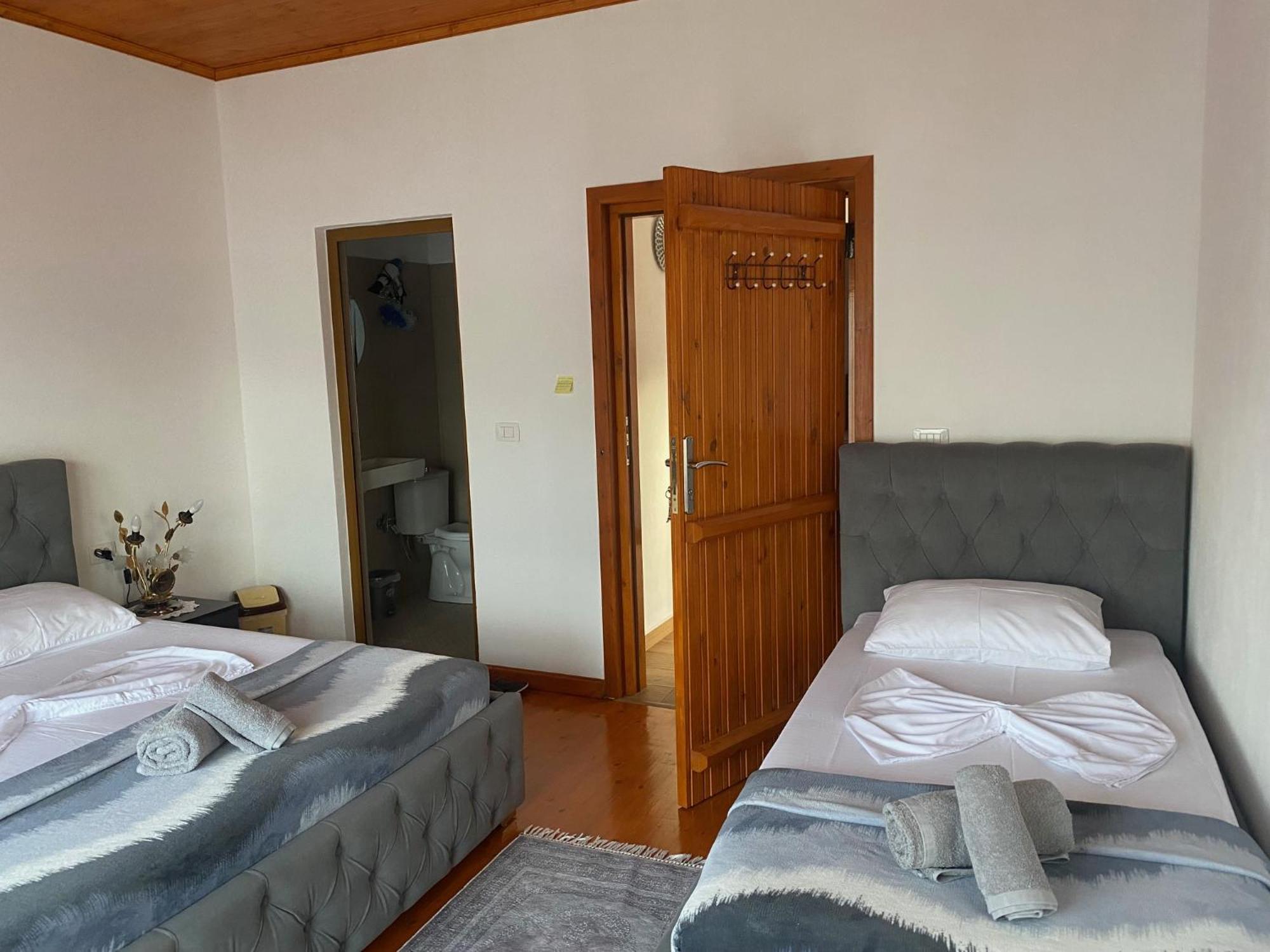 Bixhaku Guesthouse Гірокастра Екстер'єр фото