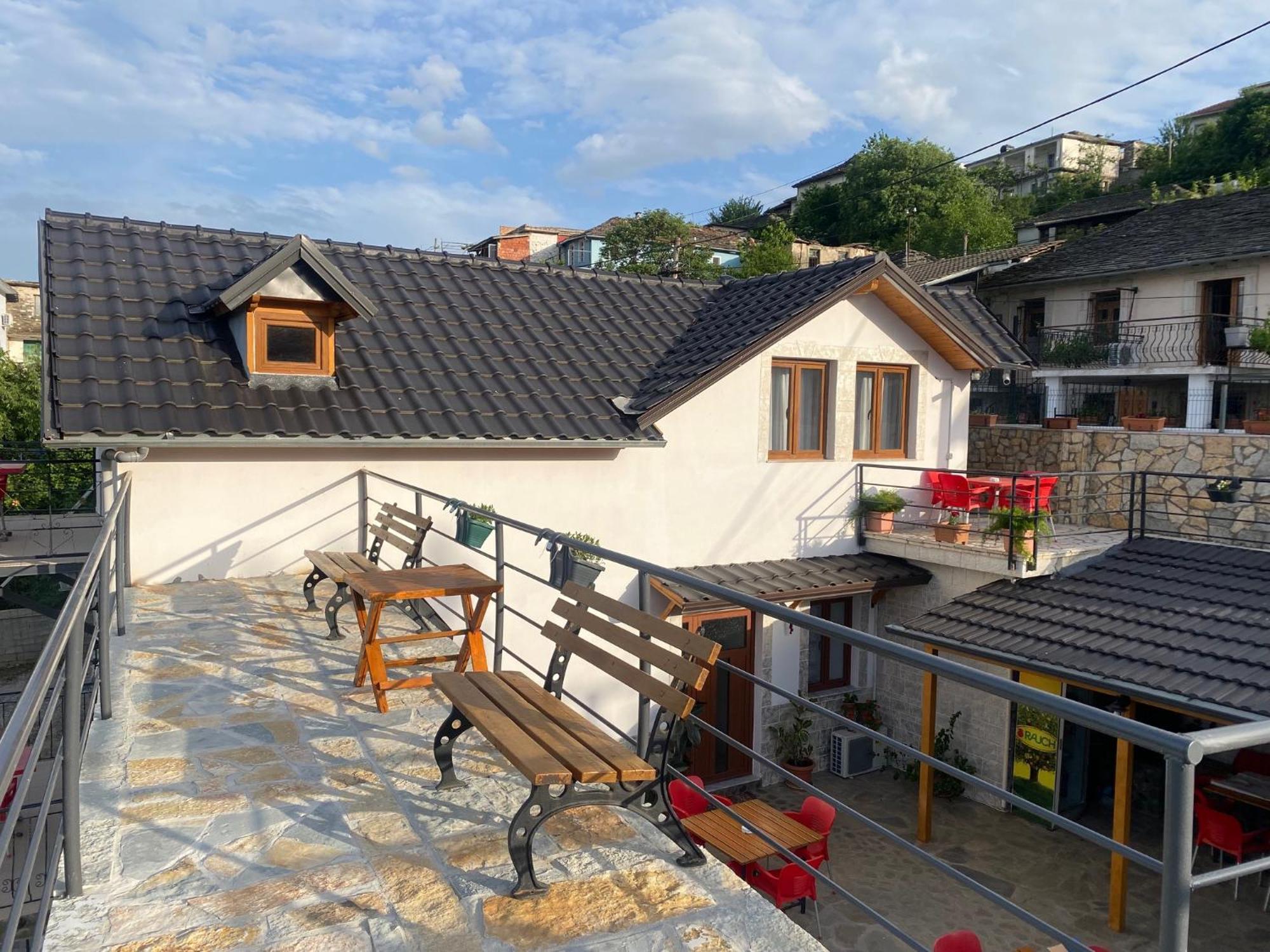 Bixhaku Guesthouse Гірокастра Екстер'єр фото