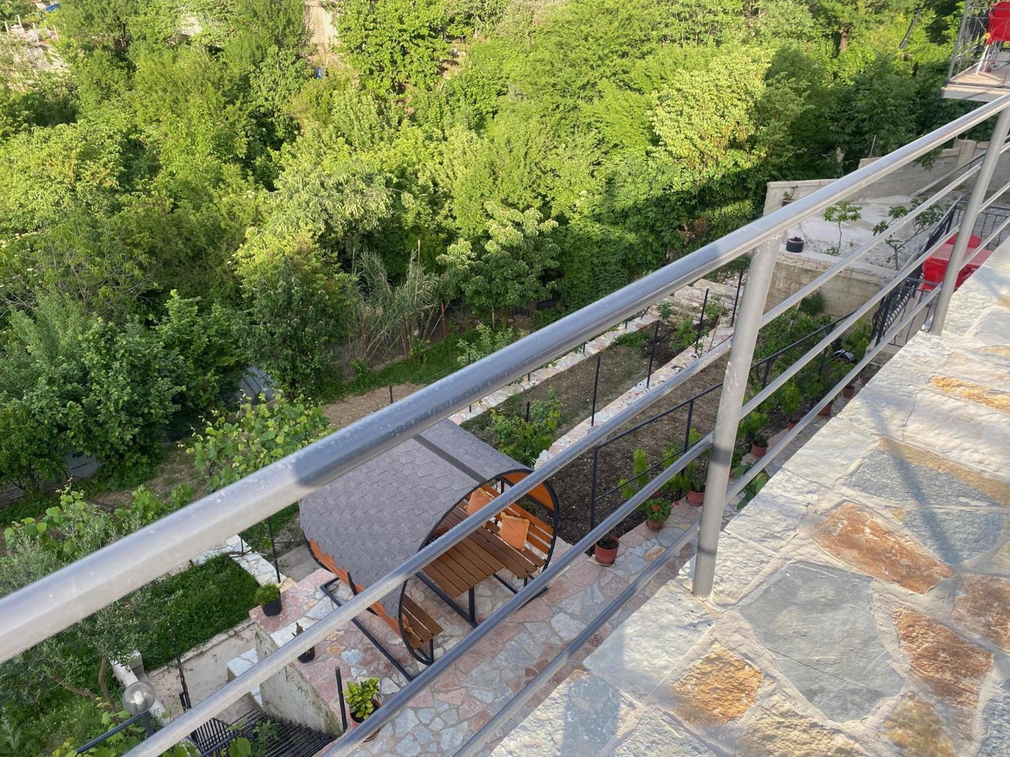 Bixhaku Guesthouse Гірокастра Екстер'єр фото