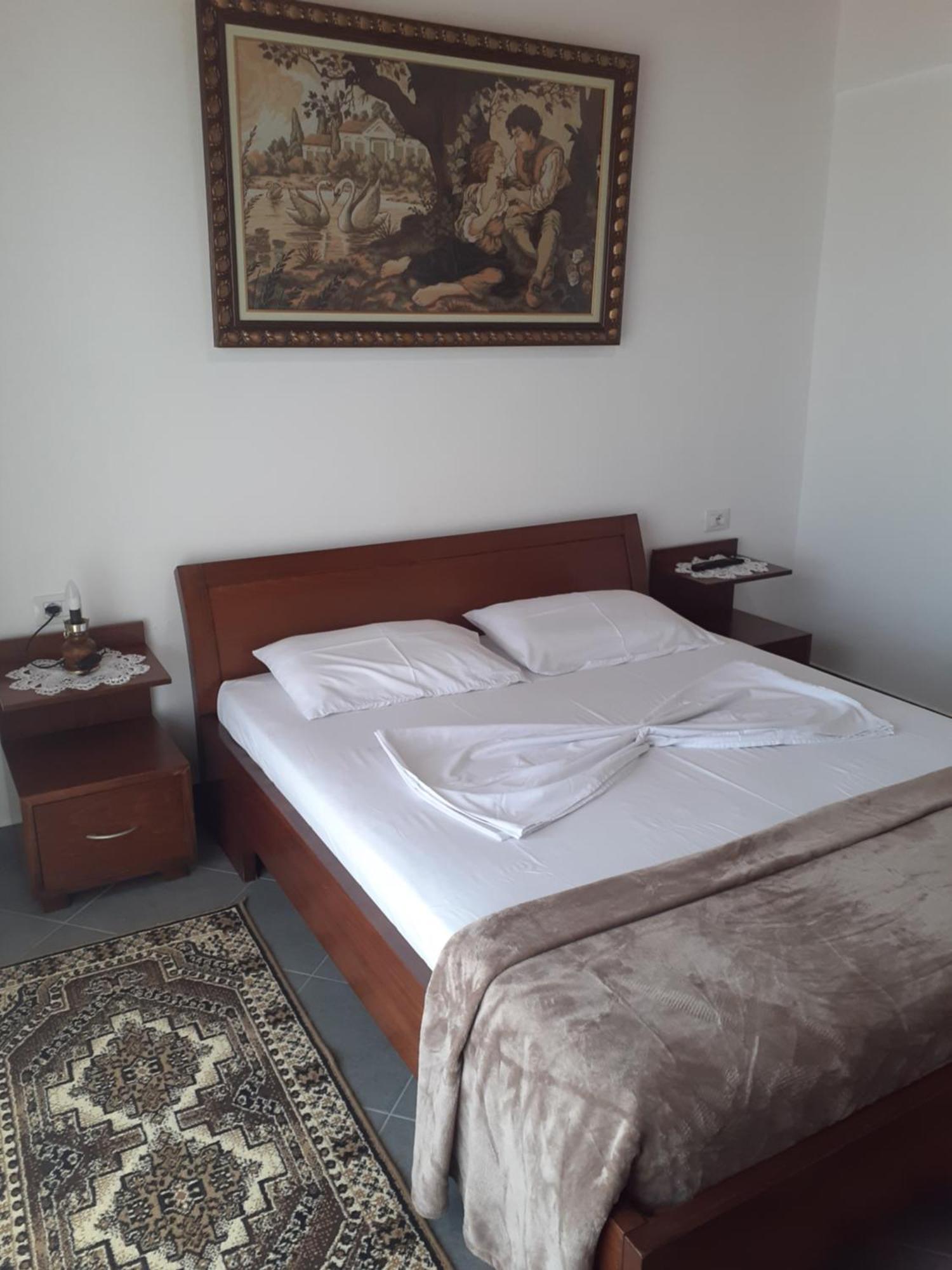 Bixhaku Guesthouse Гірокастра Номер фото