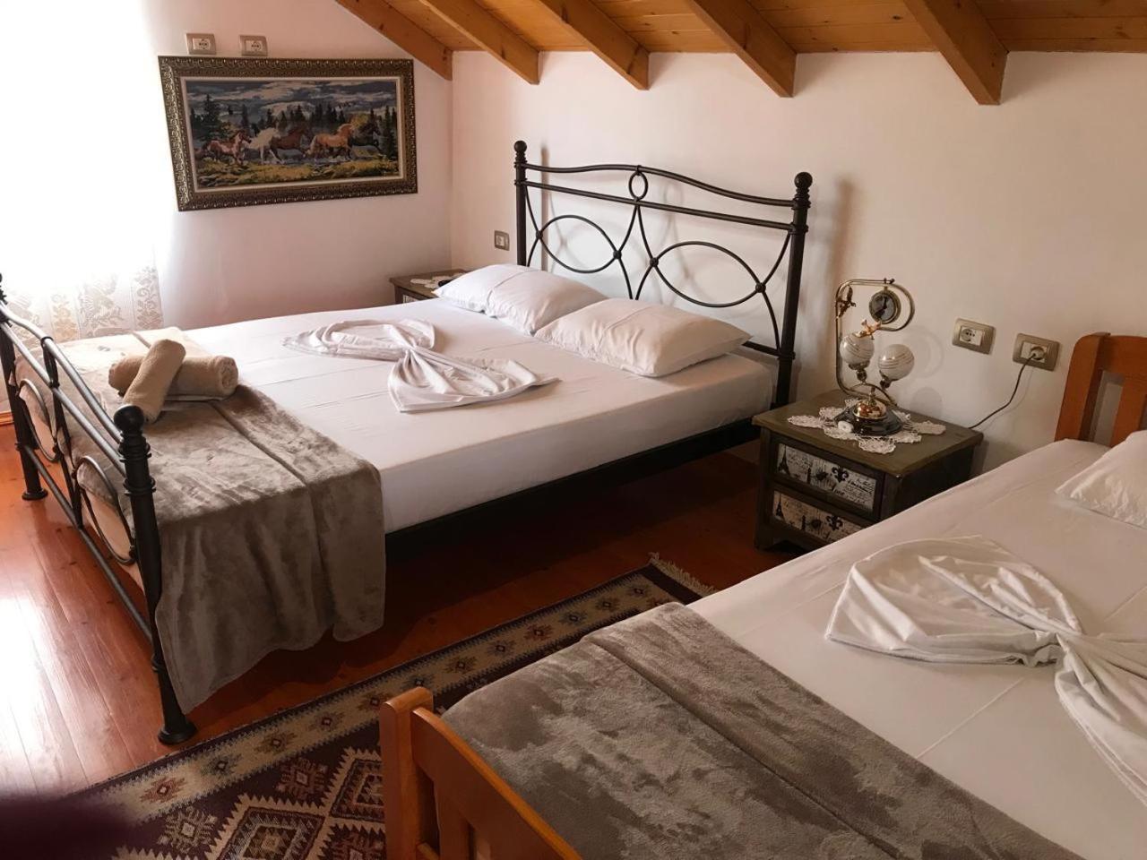 Bixhaku Guesthouse Гірокастра Номер фото