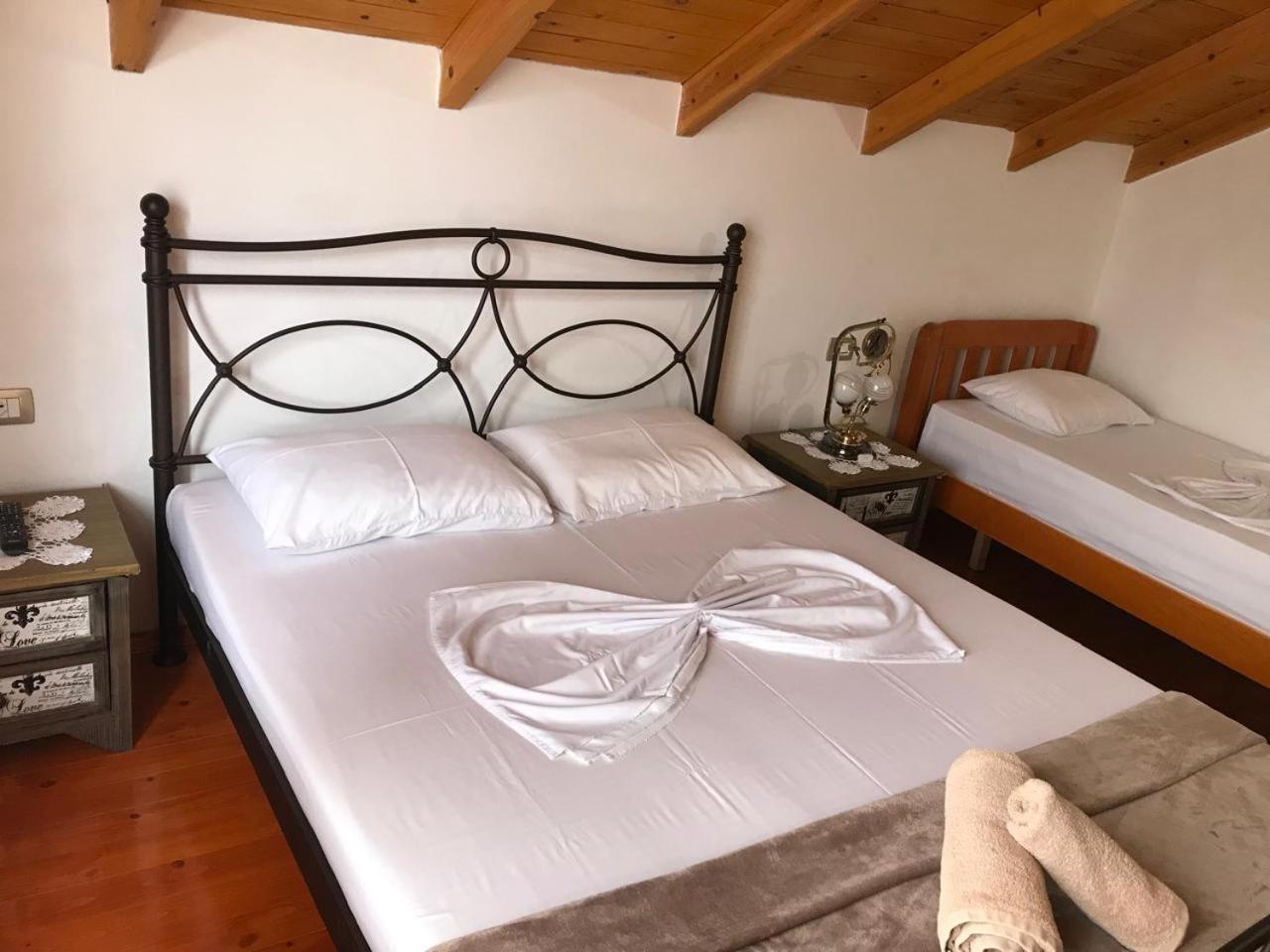 Bixhaku Guesthouse Гірокастра Номер фото