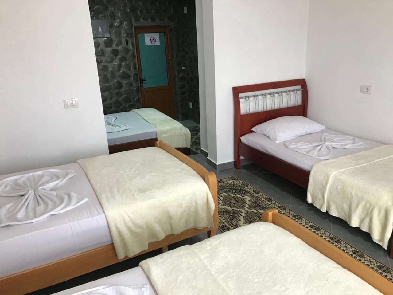 Bixhaku Guesthouse Гірокастра Номер фото
