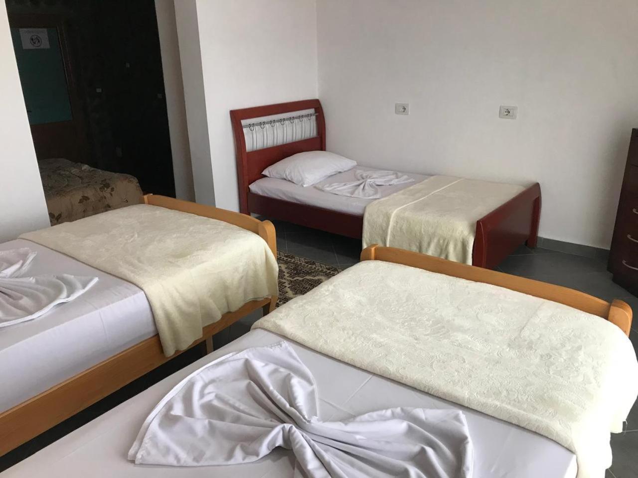 Bixhaku Guesthouse Гірокастра Номер фото